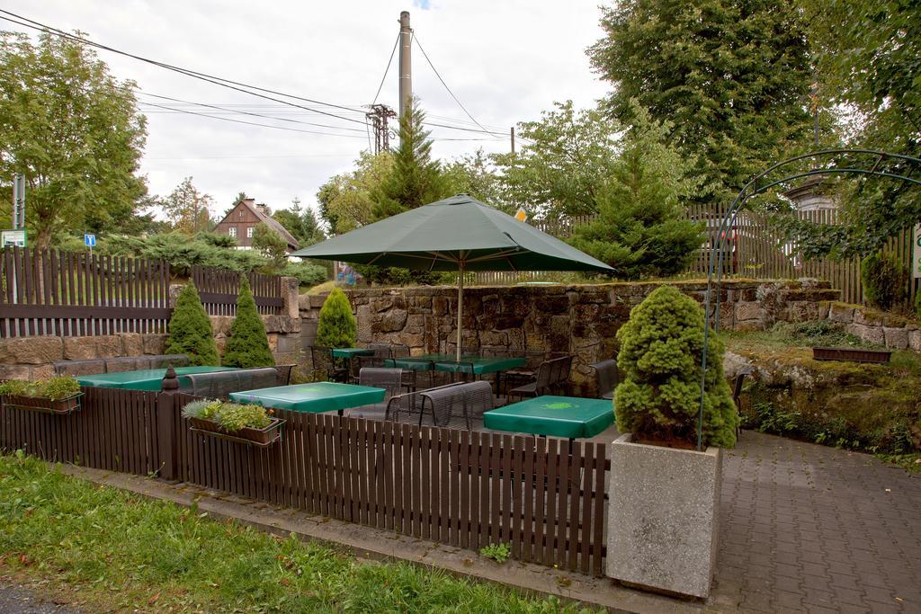 Hotel U Zeleneho Stromu - Zum Gruenen Baum Hřensko Exterior foto